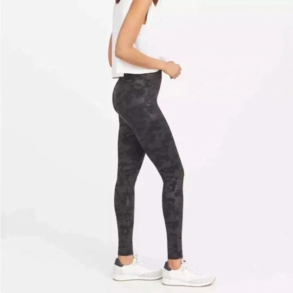 Spanx M Faux Leather Mayte Black Camo Leggings - Picture 2 of 11
